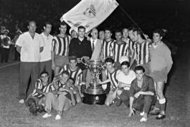 Club Deportivo Málaga. Entrega de la copa al FC Málaga. Estadio de la Rosaleda. Agosto de 1963