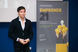 David Meca pronuncia su conferencia "Gestión del talento". Seminario "Emprende 21". Paraninfo. Noviembre de 2017