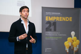 David Meca pronuncia su conferencia "Gestión del talento". Seminario "Emprende 21". Paraninfo. Noviembre de 2017