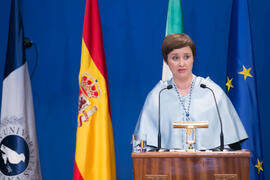 María José de la Torre. Lectura de la "Laudatio". Investidura como Doctor "Honoris Causa" de Carlos Álvarez Rodríguez por la Facultad de Filosofía y Letras de la Universidad de Málaga. Paraninfo. Mayo de 2018