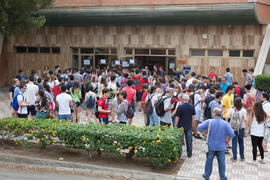 Llegada de alumnado. Examen en el aula Magna de la Facultad de Económicas y Empresariales. Olimpiada Española de Economía, Fase Nacional. Málaga. Junio de 2015