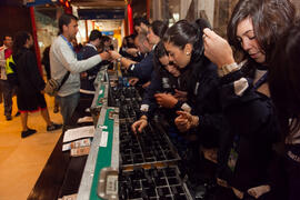 Entrega de auriculares para la conferencia. 3º Congreso Internacional de Actividad Físico-Deportiva para Mayores de la Universidad de Málaga. Palacio de Ferias y Congresos de Málaga. Marzo de 2009