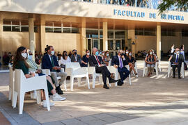 Asistentes al homenaje a los sanitarios en la Facultad de Medicina. Campus de Teatinos. Octubre de 2021
