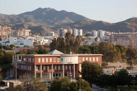 Centro de Investigaciones Médico Sanitarias (CIMES) desde el Jardín Botánico. Campus de Teatinos....