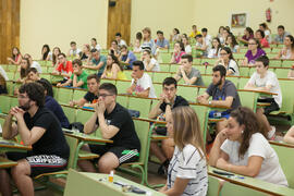 Examen en el aula Magna de la Facultad de Económicas y Empresariales. Olimpiada Española de Economía, Fase Nacional. Málaga. Junio de 2015