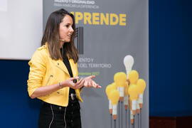 Míriam García imparte la conferencia "Emprendimiento y promoción del territorio" junto a Sara Carmona. Seminario "Emprende 21". Paraninfo. Noviembre de 2017