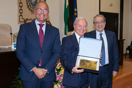 Entrega de Distinción de Honor a Joaquín Fernández-Crehuet. Celebración de San Lucas. Facultad de Medicina. Noviembre de 2019