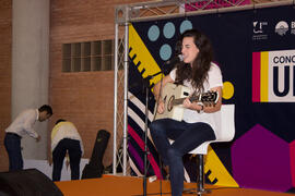 Concierto del III Certamen de Cantautores Destino UMA. Jornadas de Puertas Abiertas de la Universidad de Málaga. Complejo Polideportivo Universitario. Abril de 2015
