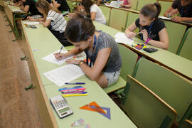 Examen en el aula Magna de la Facultad de Económicas y Empresariales. Olimpiada Española de Economía, Fase Nacional. Málaga. Junio de 2015