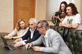 Firma de la donación del archivo fotográfico y de cine de Antonio España a la Universidad de Málaga. Edificio del Rectorado. Abril de 2025