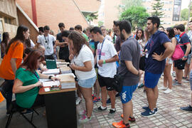 Llegada de alumnado. Examen en el aula Magna de la Facultad de Económicas y Empresariales. Olimpiada Española de Economía, Fase Nacional. Málaga. Junio de 2015