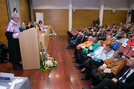 Julián Almaraz da lectura a la Laudatio del doctorando en la investidura de Heliodoro Carpintero como Doctor "Honoris Causa" por la Facultad de Psicología de la Universidad de Málaga. Edificio del Rectorado. Mayo de 2019