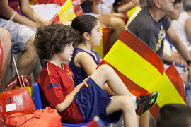 Niño en la grada. Partido Rumanía - España. Categoría femenina. Campeonato del Mundo Universitario de Balonmano. Antequera. Julio de 2016