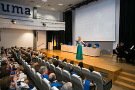 Actuación de la soprano Ascensión Padilla, acompañada al piano por Ernesto Gabaldón. Graduación y clausura del curso del Aula de Mayores de la Universidad de Málaga. Campus de Teatinos. Junio de 2018