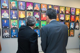 Pedro Duque y José Ángel Narváez frente al mural de los Doctores Honoris Causa por la Universidad de Málaga. Edificio del Rectorado. Junio de 2018