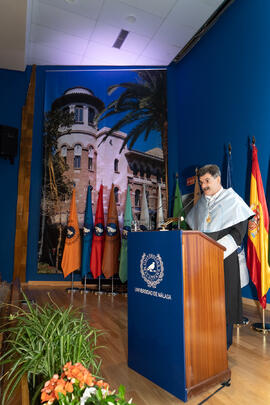 Lectura de la "Laudatio". Investidura de nuevos doctores por la Universidad de Málaga. Paraninfo. Junio de 2019