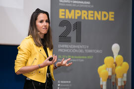 Míriam García imparte la conferencia "Emprendimiento y promoción del territorio" junto a Sara Carmona. Seminario "Emprende 21". Paraninfo. Noviembre de 2017