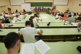 Examen en el aula Magna de la Facultad de Económicas y Empresariales. Olimpiada Española de Economía, Fase Nacional. Málaga. Junio de 2015