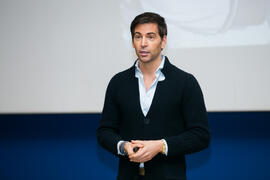 David Meca pronuncia su conferencia "Gestión del talento". Seminario "Emprende 21". Paraninfo. Noviembre de 2017