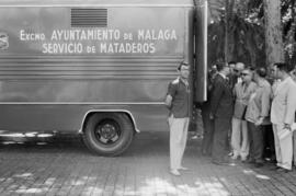 Visita del alcalde García Grana a dos camiones del servicio de mataderos del Ayuntamiento de Mála...