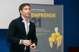 David Meca pronuncia su conferencia "Gestión del talento". Seminario "Emprende 21". Paraninfo. Noviembre de 2017