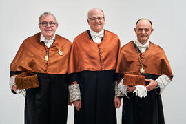 Retrato de Alfonso García Cerezo, Joaquín Ortega y Aníbal Ollero previo a su investidura como Doctor "Honoris Causa" por la Universidad de Málaga. Edificio del Rectorado. Mayo de 2025