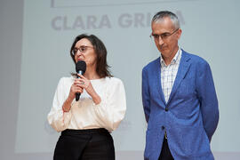 Carmen Rosa García presenta la conferencia "Dialogando" con Clara Grima. Escuela de Ingenierías Industriales de la Universidad de Málaga. Mayo de 2024