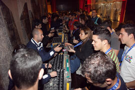 Entrega de auriculares para la conferencia. 3º Congreso Internacional de Actividad Físico-Deportiva para Mayores de la Universidad de Málaga. Palacio de Ferias y Congresos de Málaga. Marzo de 2009