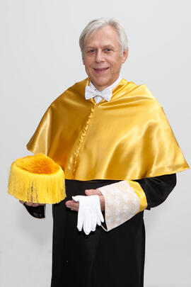 Retrato de Edmund Neugebauer previo a su investidura como Doctor "Honoris Causa" por la Facultad de Medicina de la Universidad de Málaga. Edificio del Rectorado. Noviembre de 2016