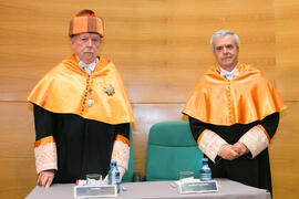 Carlos Ángel Benavides y José Emilio Navas en su investidura como Doctor "Honoris Causa" por la Facultad de Ciencias Económicas y Empresariales de la Universidad de Málaga. Edificio del Rectorado. Abril de 2017