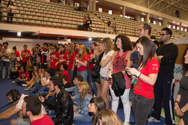 Asistentes a la actividad de baile. Jornadas de Puertas Abiertas de la Universidad de Málaga. Complejo Polideportivo Universitario. Abril de 2015