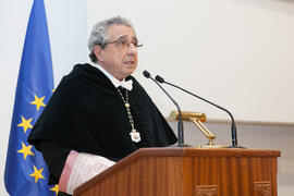 José Ángel Narváez en la imposición de la Medalla de Oro de la Universidad de Málaga a Dª. Adelaida de la Calle Martín. Paraninfo. Mayo de 2016