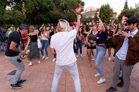Actuación del grupo musical "Who Killed the DJ". Welcome to UMA. Bienvenida a los alumnos de intercambio internacional de la Universidad de Málaga. Jardín botánico. Octubre de 2019