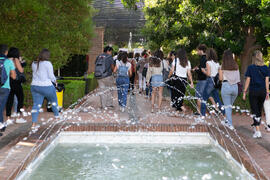 Alumnas y alumnos acuden al III Encuentro de Bienvenida para los participantes del "Buddy Program". Jardín Botánico. Octubre de 2019