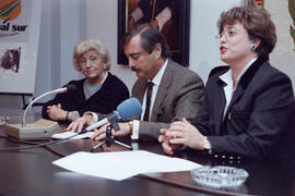 Firma del convenio Los Reporteros de la Universidad de Málaga con Canal Sur. 1993