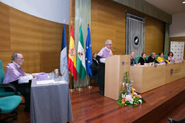 Julián Almaraz da lectura a la Laudatio del doctorando en la investidura de Heliodoro Carpintero como Doctor "Honoris Causa" por la Facultad de Psicología de la Universidad de Málaga. Edificio del Rectorado. Mayo de 2019