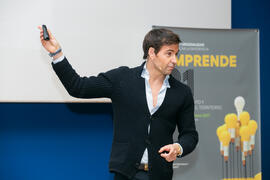 David Meca pronuncia su conferencia "Gestión del talento". Seminario "Emprende 21". Paraninfo. Noviembre de 2017