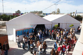 Carpas para charlas informativas. Jornadas de Puertas Abiertas de la Universidad de Málaga. Complejo Polideportivo Universitario. Abril de 2016