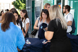 Entrega de camisetas. III Encuentro de Bienvenida para los participantes del "Buddy Program". Jardín Botánico. Octubre de 2019