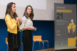 Intervención de Míriam García en la conferencia "Emprendimiento y promoción del territorio" junto a Sara Carmona. Seminario "Emprende 21". Paraninfo. Noviembre de 2017