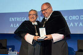 Entrega de la Medalla de Oro de la Universidad de Málaga a la Universidad de Córdoba. Paraninfo. Junio de 2023