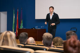 David Meca pronuncia su conferencia "Gestión del talento". Seminario "Emprende 21". Paraninfo. Noviembre de 2017
