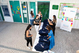 Entrega de camisetas. III Encuentro de Bienvenida para los participantes del "Buddy Program". Jardín Botánico. Octubre de 2019