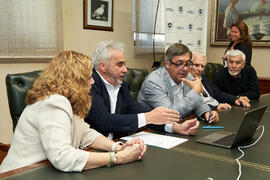 Firma de la donación del archivo fotográfico y de cine de Antonio España a la Universidad de Málaga. Edificio del Rectorado. Abril de 2025