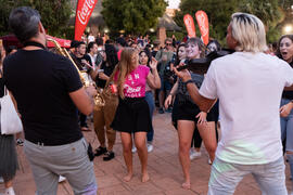 Actuación del grupo musical "Who Killed the DJ". Welcome to UMA. Bienvenida a los alumnos de intercambio internacional de la Universidad de Málaga. Jardín botánico. Octubre de 2019