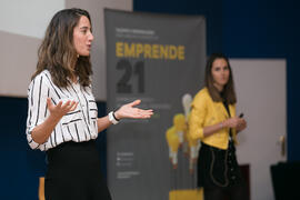Intervención de Sara Carmona en la conferencia "Emprendimiento y promoción del territorio" junto a Míriam García. Seminario "Emprende 21". Paraninfo. Noviembre de 2017