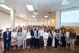 Foto de grupo. Presentación del Retrato de Honor de D. Eugenio José Luque Domínguez. Facultad de Ciencias Económicas y Empresariales. Junio de 2025