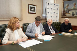 Firma de la donación del archivo fotográfico y de cine de Antonio España a la Universidad de Málaga. Edificio del Rectorado. Abril de 2025