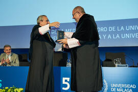 Entrega de la Medalla de Oro de la Universidad de Málaga a la Universidad de Córdoba. Paraninfo. Junio de 2023