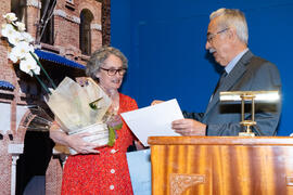 Entrega de flores a una alumna. Graduación y clausura del curso del Aula de Mayores de la Universidad de Málaga. Paraninfo. Junio de 2019
